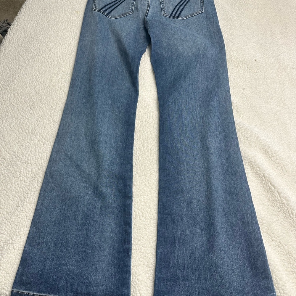 7 For All Mankind New Women's Blue Jeans size 27, never worn.